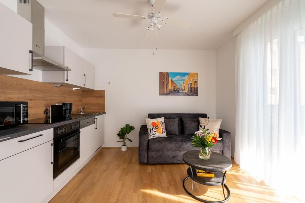 Sunny 1Br Home With Balcony By Hm Bécs Kültér fotó