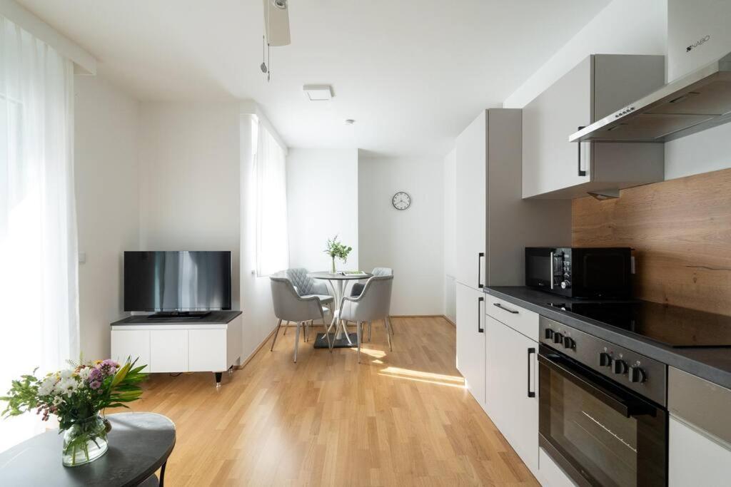Sunny 1Br Home With Balcony By Hm Bécs Kültér fotó